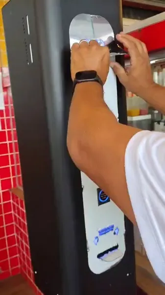 Técnico da DGTECHXP instalando um equipamento de controle de acesso